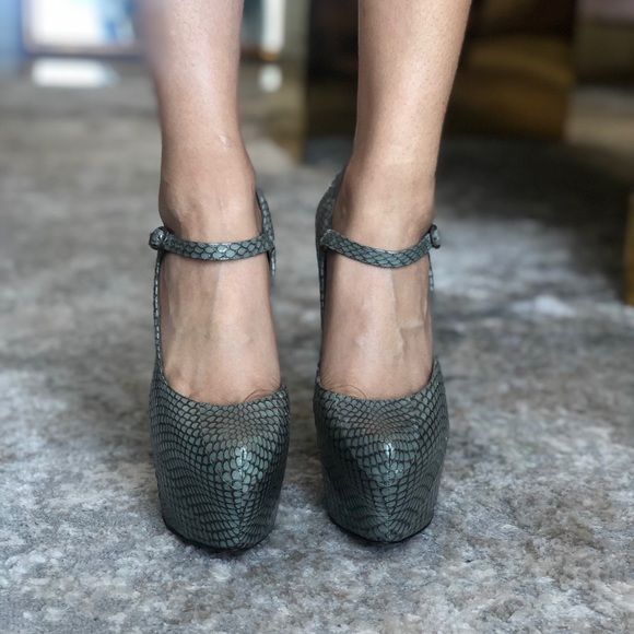 Christian Louboutin Daffodile  Platform Pumps - Picture 8 of 13